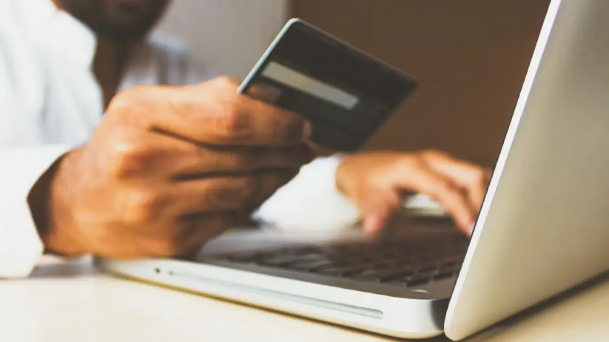 Ilustrasi seseorang melakukan pinjaman online atau pinjol (Sumber : Unsplash/Rupixen.com)
