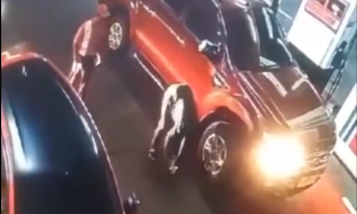 Pemilik mobil merah yang mengambil uang Rp 1,5 juta di SPBU Masjid Agung Semarang akhirnya mengembalikan uang ke petugas pom bensin. (Sumber : Facebook MIK Semarang)