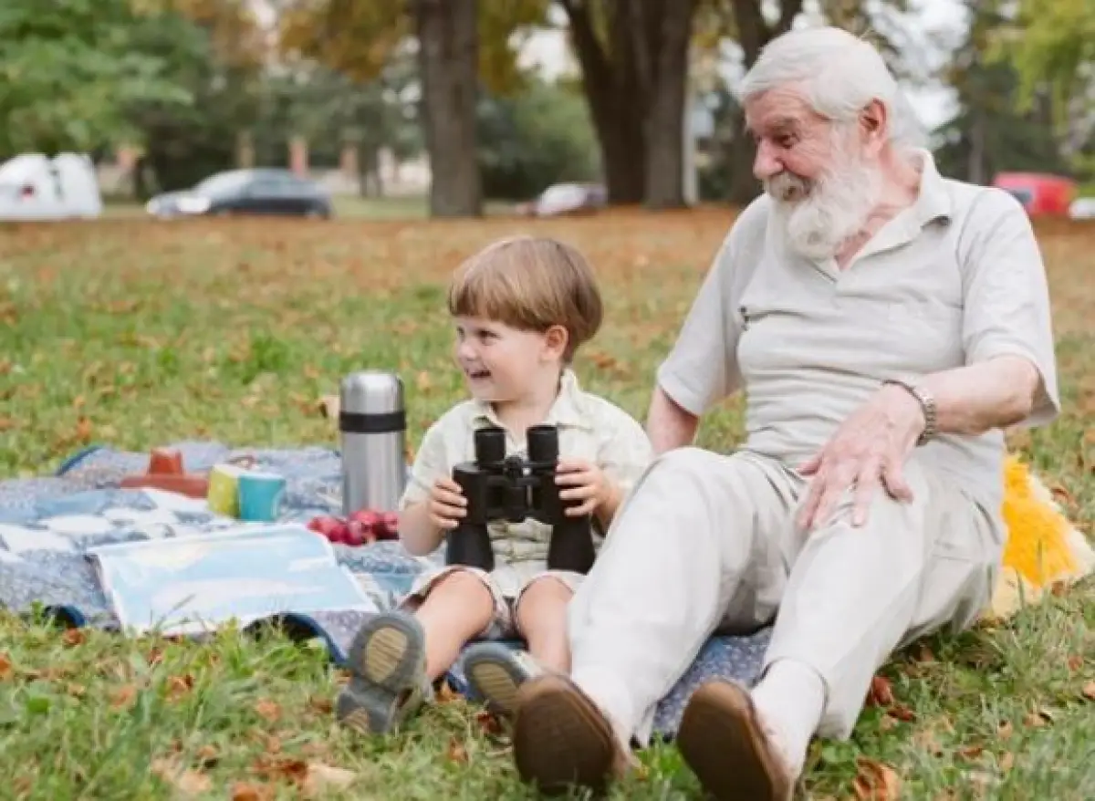 Ilustrasi | hal yang perlu dipertimbangkan sebelum meminta Kakek dan Nenek ikut mengasuh cucunya (Sumber : Freepik)