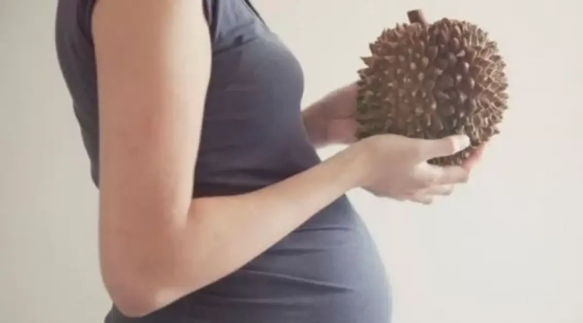 Mitos atau fakta ibu hamil makan durian bisa bikin cacat janin? (Sumber : Freepik)