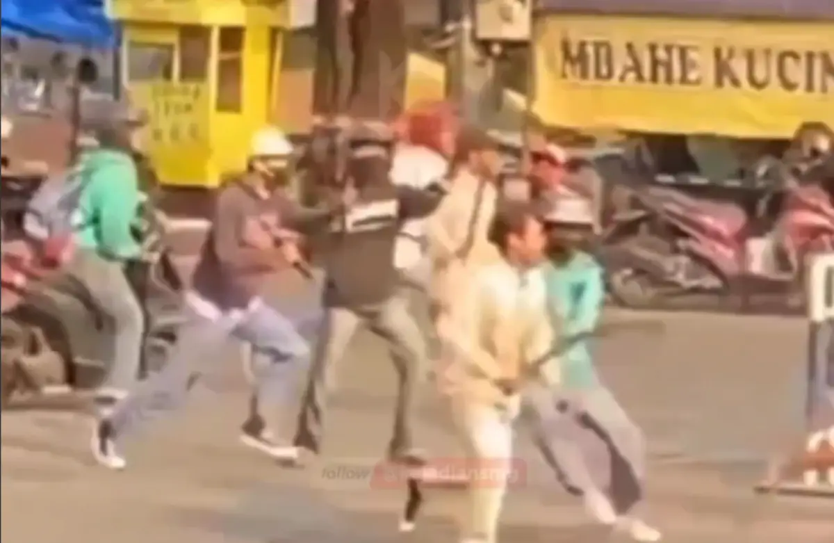 Kreak di Semarang kembali berulah, kali ini di Jalan Suratmo, yang dilakukan oleh segerombolan siswa yang tawuran menggunakan senjata tajam, Kamis 19 Oktober 2023 sore. (Sumber : Instagram @kejadiansmg)