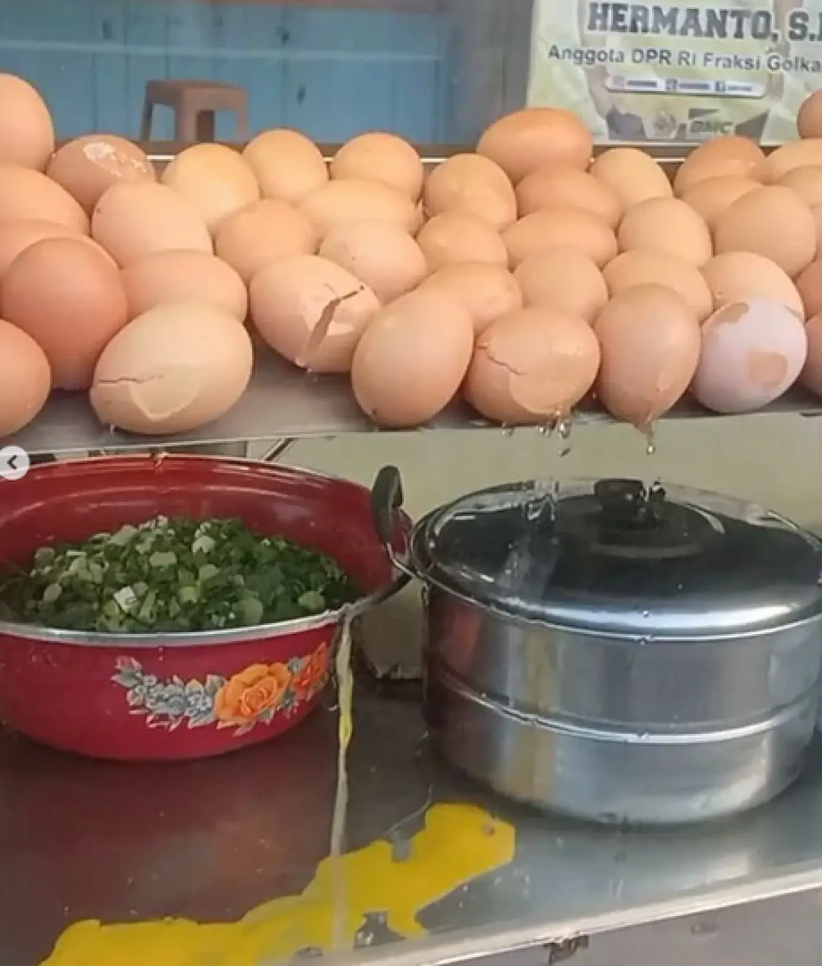 Penjual martabak rugi telur pecah gegara dilewati sound system keliling (Sumber : Instagram/@memomedsos)