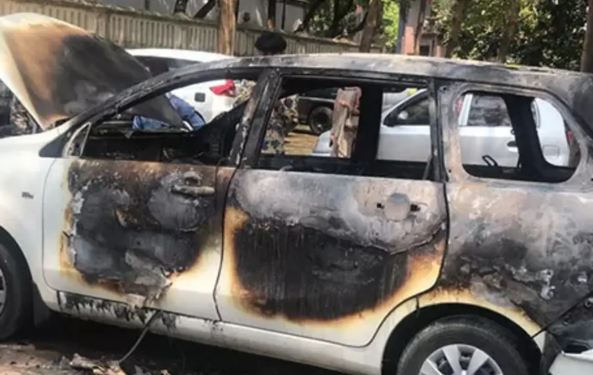Kebakaran mobil wisuda ISI Solo (Sumber : antara)