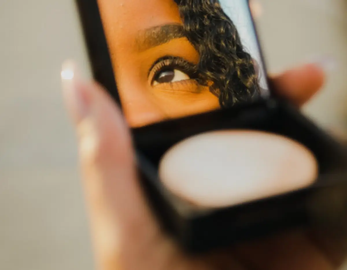 Ilustrasi memakai bedak (Sumber : Unsplash/PeterKalonji)