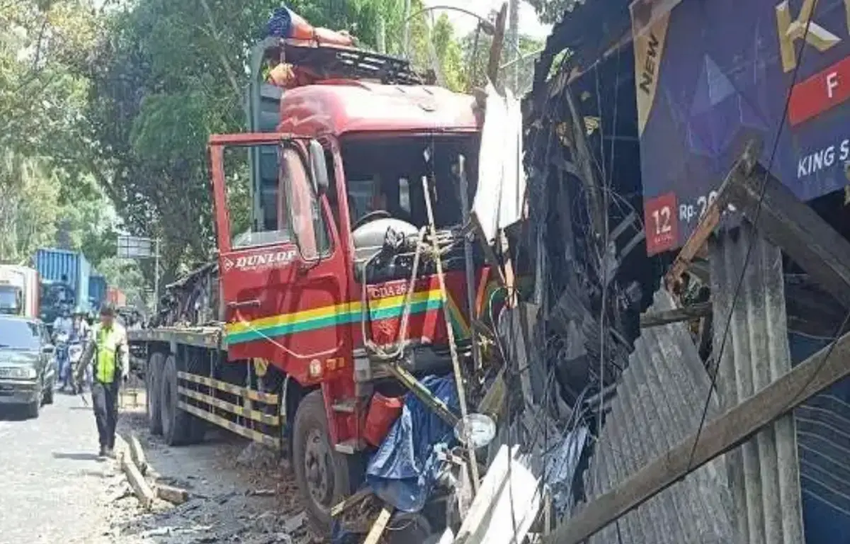 Sebuah Truk Tabrak Warung Pinggil Jalan (Sumber : antara)