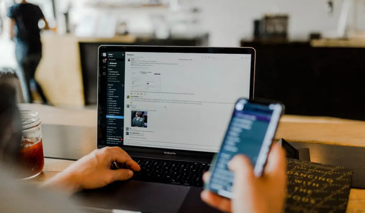 Ilustrasi menggunakan Wifi gratis di tempat umum (Sumber : Unsplash/Austin Distel)