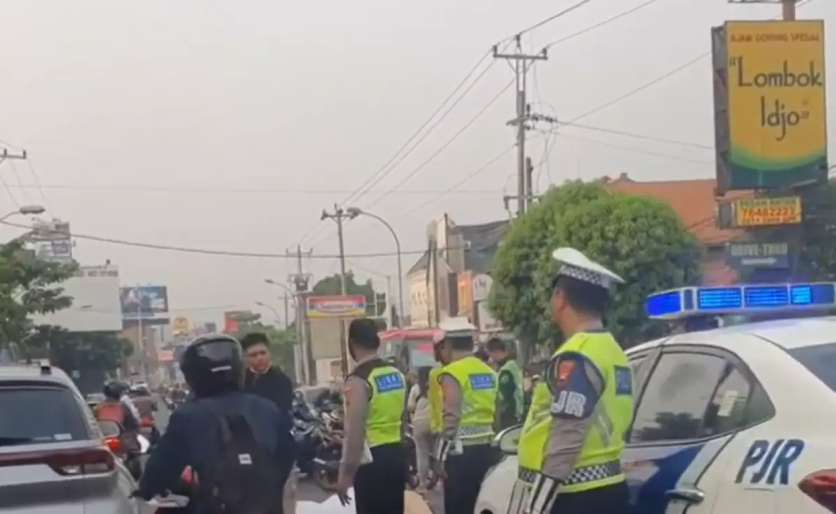 Terjadi kecelakaan maut di Jalan Raya Ngesrep tepatnya di depan RM Lombok Idjo, Selasa 24 Oktober 2023 pagi, seorang driver ojek online tewas di lokasi kejadian. (Sumber : Instagram @infokejadiansemarang.new)