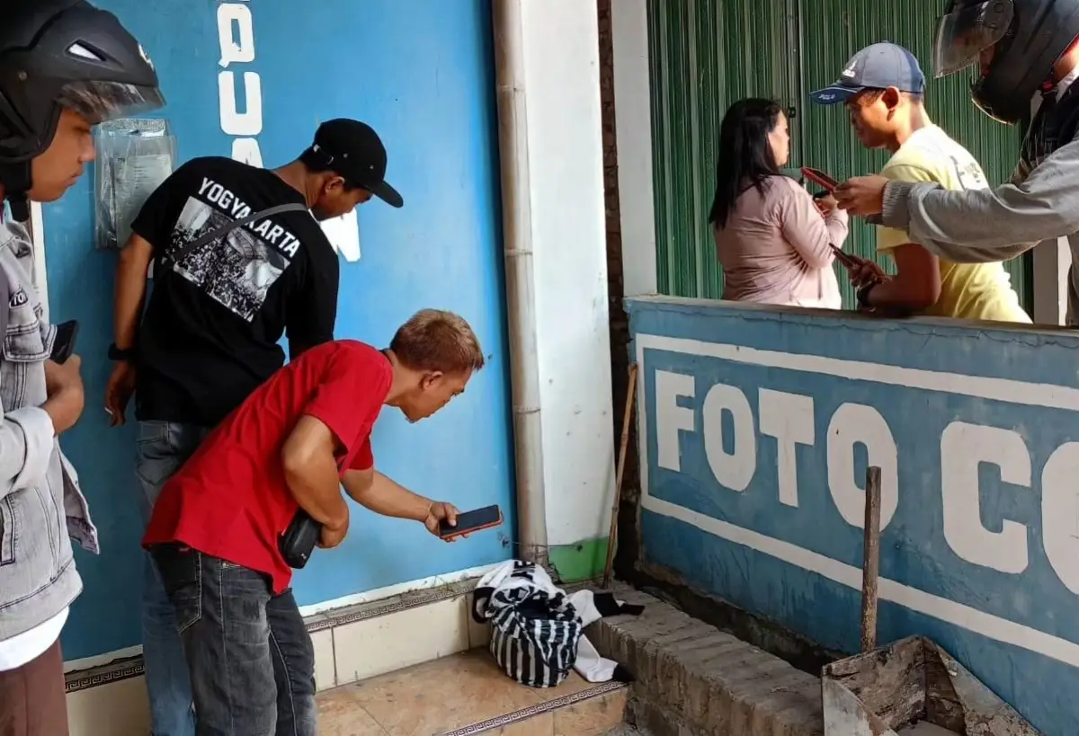 Biadab, mayat bayi dibungkus kresek ditemukan di area depan ruko laundry di Klaten, buntel kresek sempat dikira berisi baju kotor yang hendak dicuci, Senin 23 Oktober 2023. (Sumber : Instagram @infoupdatejateng)