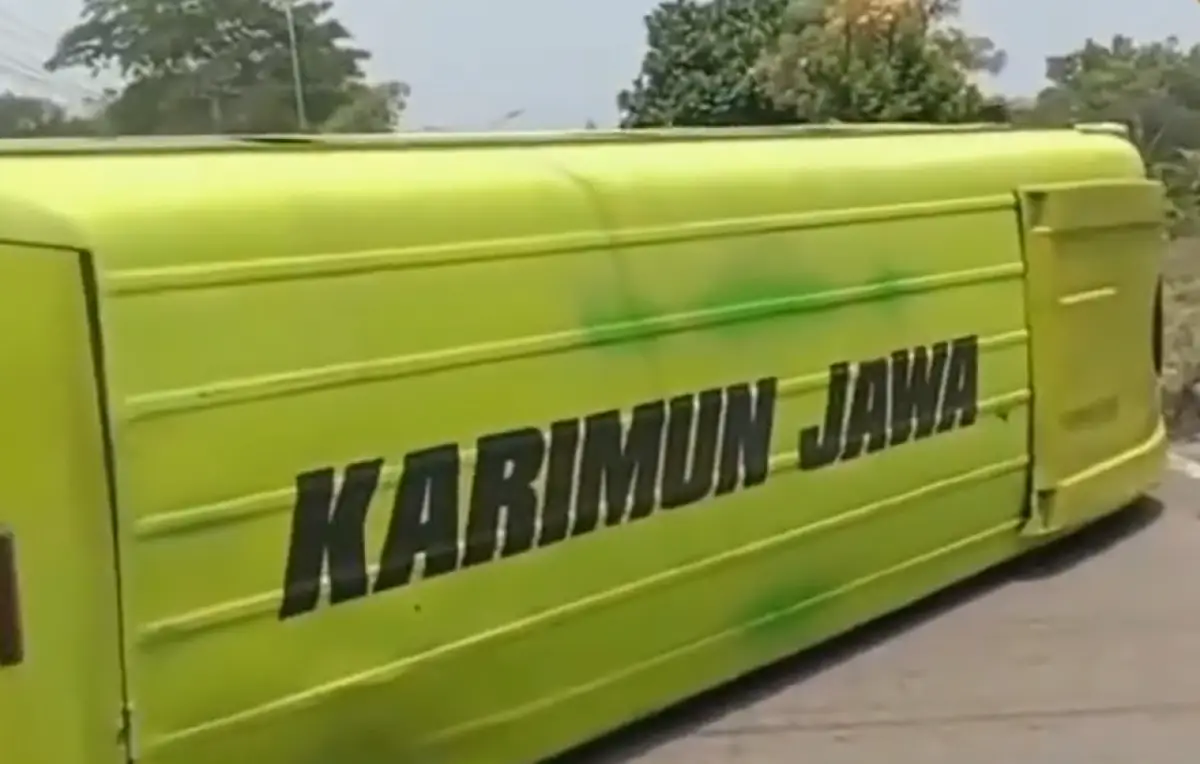 Terjadi kecelakaan di turunan Salib Putih, Kota Salatiga, mobil yang ditumpangi rombongan santri terguling diduga karena mengalami rem blong. (Sumber : Instagram @rasikausa)
