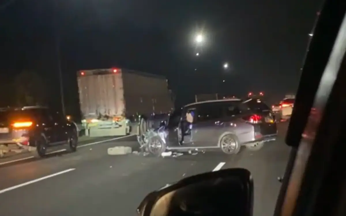 Terjadi kecelakaan yang melibatkan sebuah mobil dan truk di tanjakan Tol Krapyak-Jatingaleh pada Senin 23 Oktober 2023 malam, tak ada korban jiwa. (Sumber : Instagram @infokejadian_salatiga)