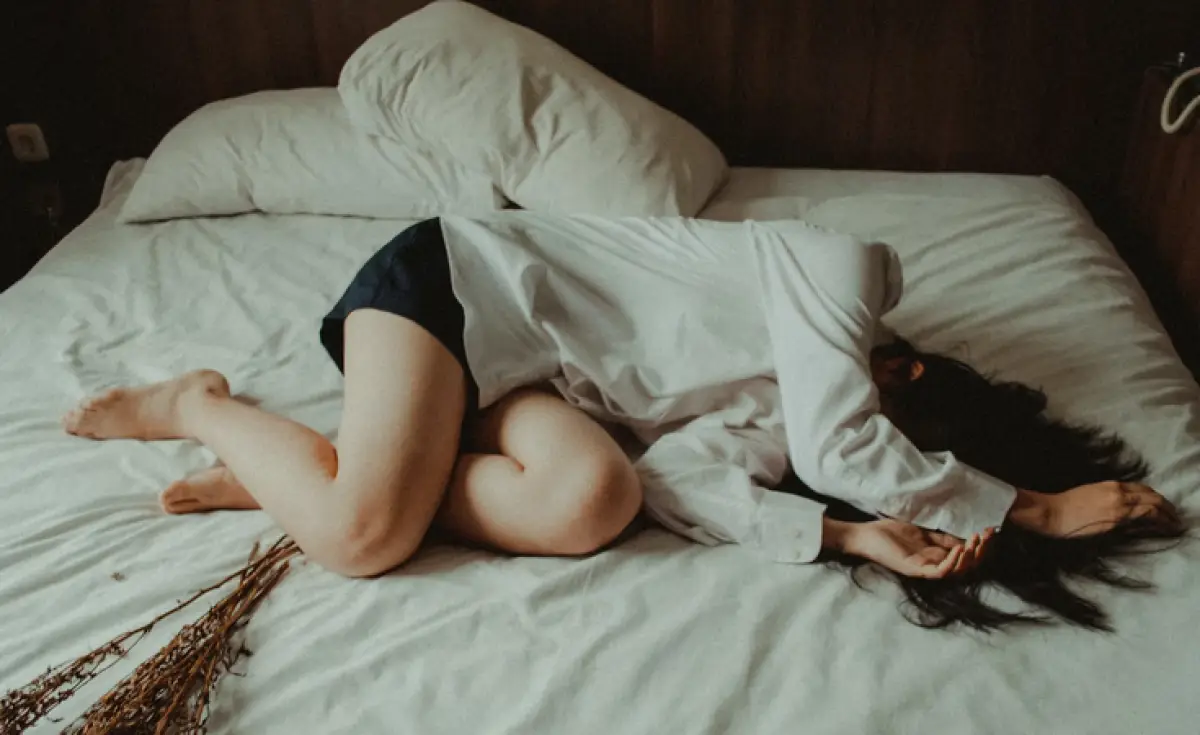 Ilustrasi sakit perut akibat GERD (Sumber : Unsplash/Yuris Alhumaydy)