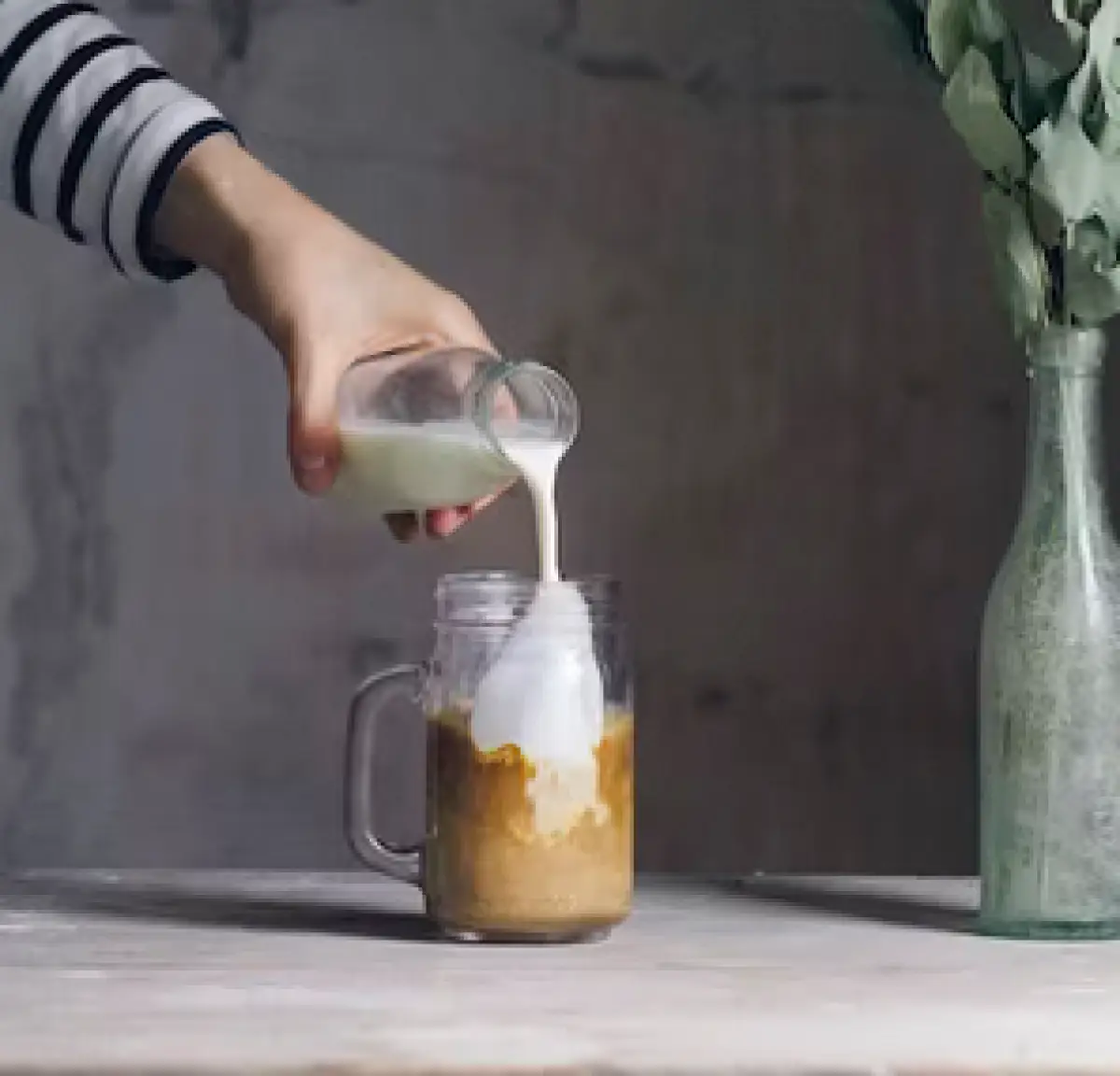 Ilustrasi kopi susu (Sumber : Unsplash/@Alberto Bogo)