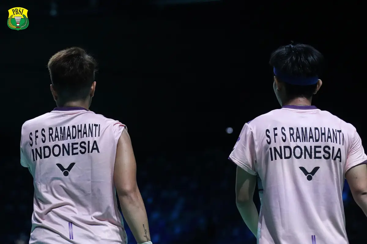 Apriyani Rahayu terpaksa meminjam peralatan pertandingan kepada partnernya, Siti Fadia Silva Ramadhanti, karena koper peralatannya belum tiba di Rennes untuk French Open 2023, Selasa 24 Oktober 2023. (Sumber : PBSI)