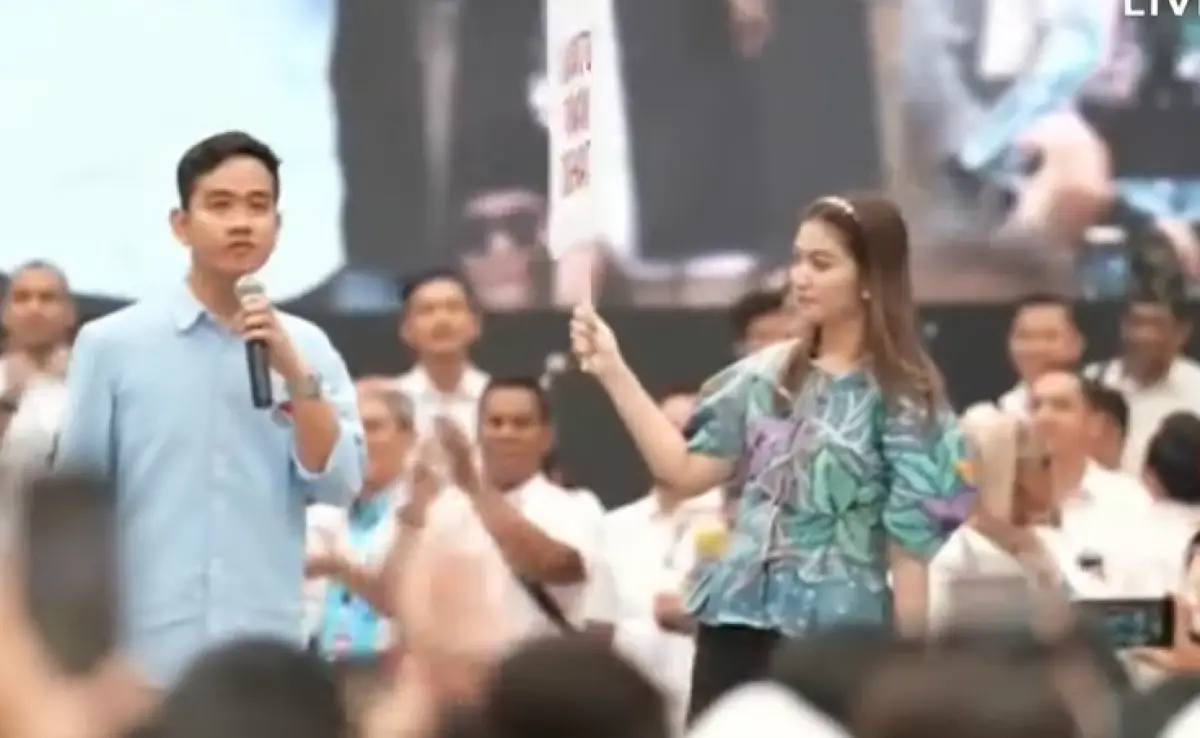 Gibran Rakabuming sampaikan sambutan sebagai calon wakil presiden yang dampingi Prabowo Subianto di Pilpres 2024, Rabu 25 Oktober 2023. (Sumber : YouTube KOMPASTV)
