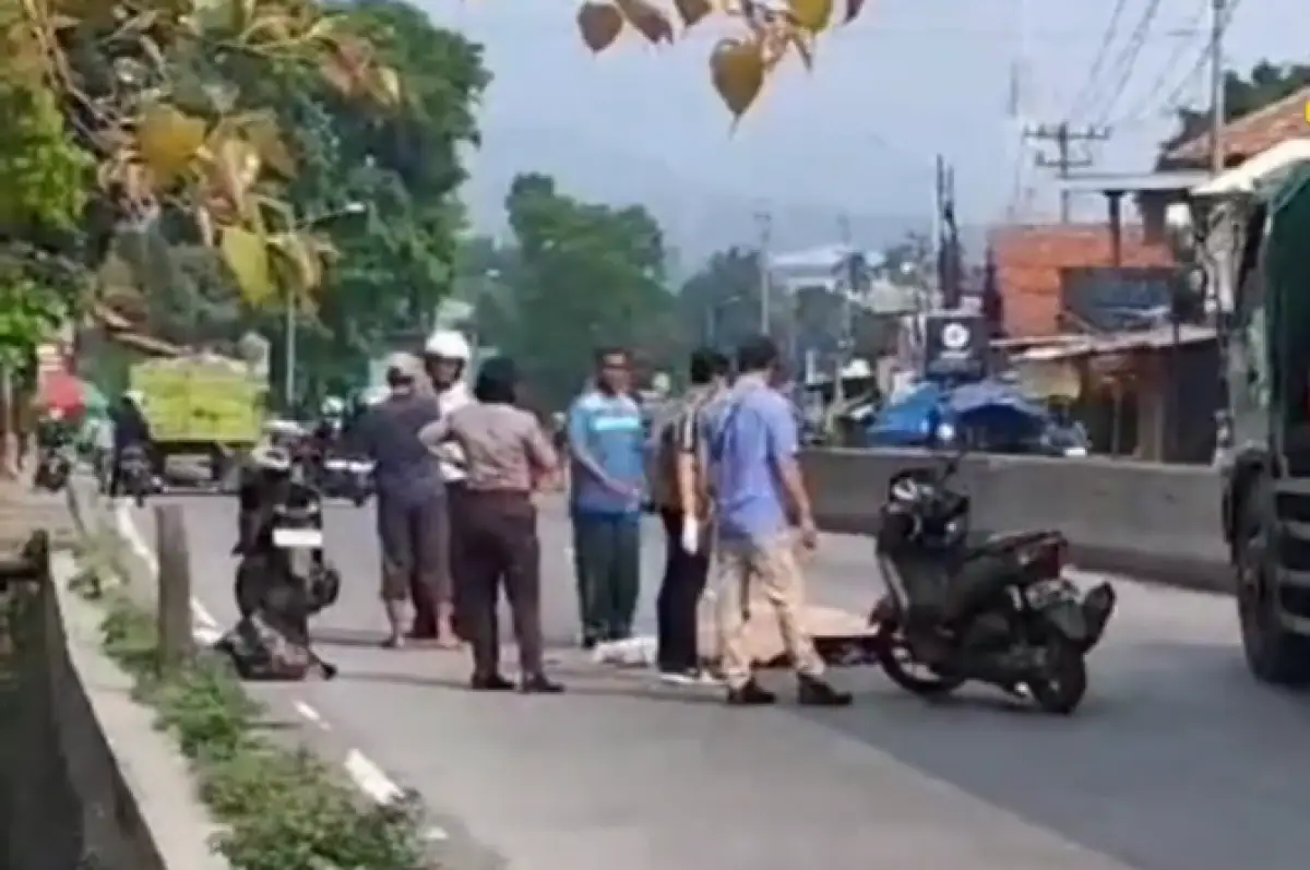 Terjadi kecelakaan di Jalan Raya Randugunting, Bawen, Kabupaten Semarang, setelah serempetan dengan pengendara lain, berakhir ia tertabrak truk. (Sumber : Instagram @arsyadtoriqudin)