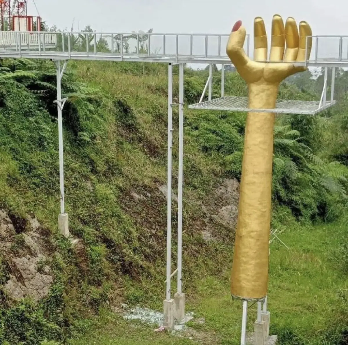 penampakan jembatan kaca pecah di The Geong Hutan Pinus Limpakuwus, Sumbang, Kabupaten Banyumas (Sumber : instagram @undercover.id)