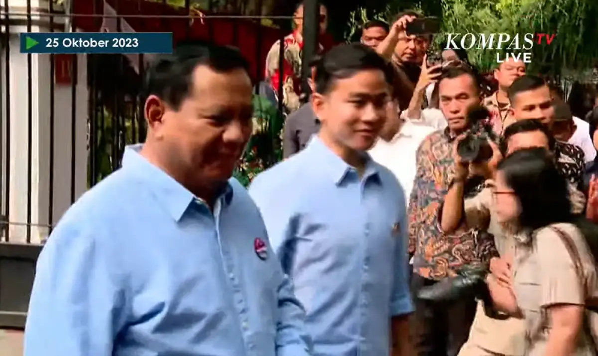 Prabowo-Gibran terlihat kompak mengenakan kemeja biru saat akan mendatar sebagai capres-cawapres Pilpres 2024 ke KPU pada Rabu 25 Oktober 2023 pagi ini. (Sumber : YouTube KOMPASTV)
