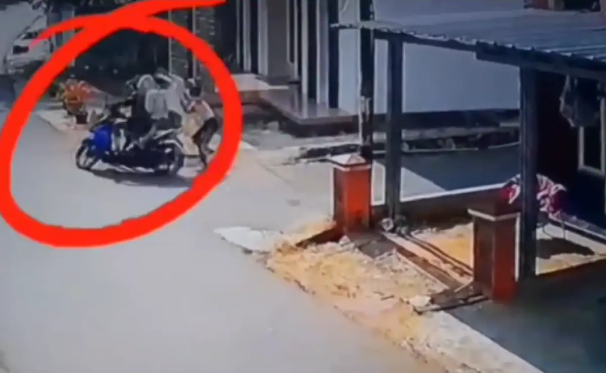 Aksi Rizky Maulana, bocah SD yang melawan penjambret HP-nya, mendapat perhatian dari Kapolda Lampung yang akhirnya memberikan hadiah untuknya. (Sumber : Instagram @lambe_turah)