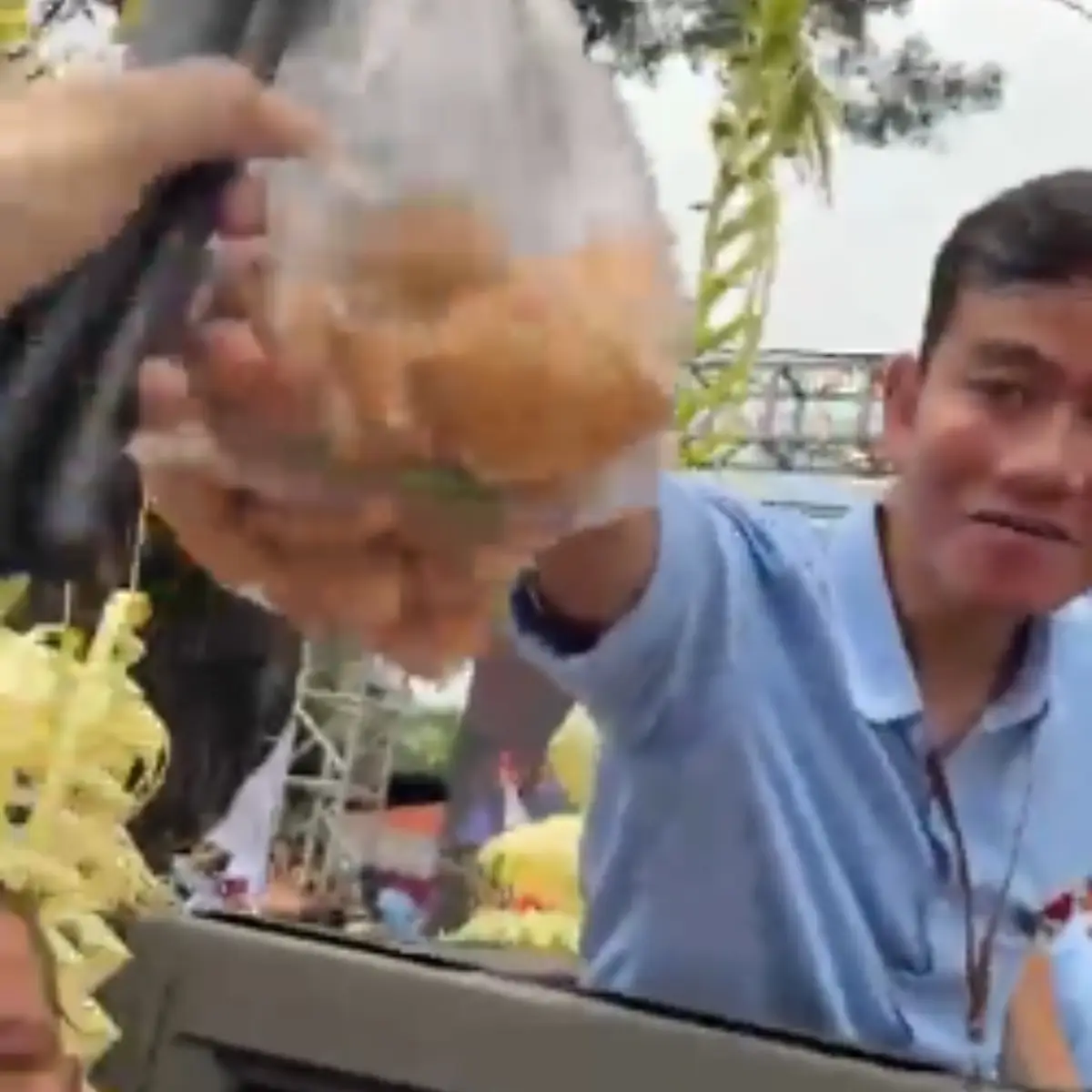 Bukan kaos, Gibran Rakabuming malah bagikan tahu pong ke pendukung (Sumber : Twitter/@zarryhendrik)