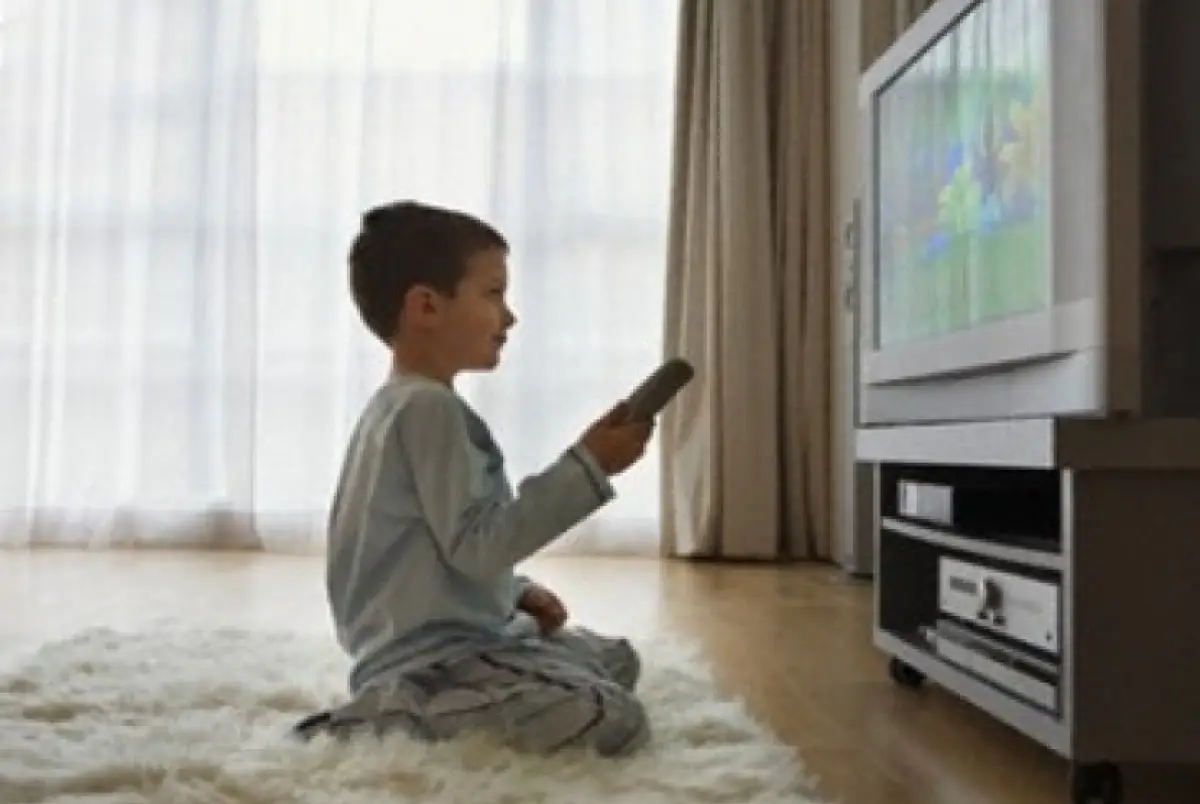 Ilustrasi anak menonton film. Simak rekomendasi film agar anak tumbuh percaya diri. (Sumber : Shutterstock)