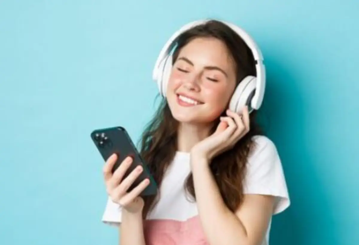 Pengguna YouTube Bisa Cari Judul Lagu Hanya dengan Menggumam (Sumber : Freepik/benzoix)