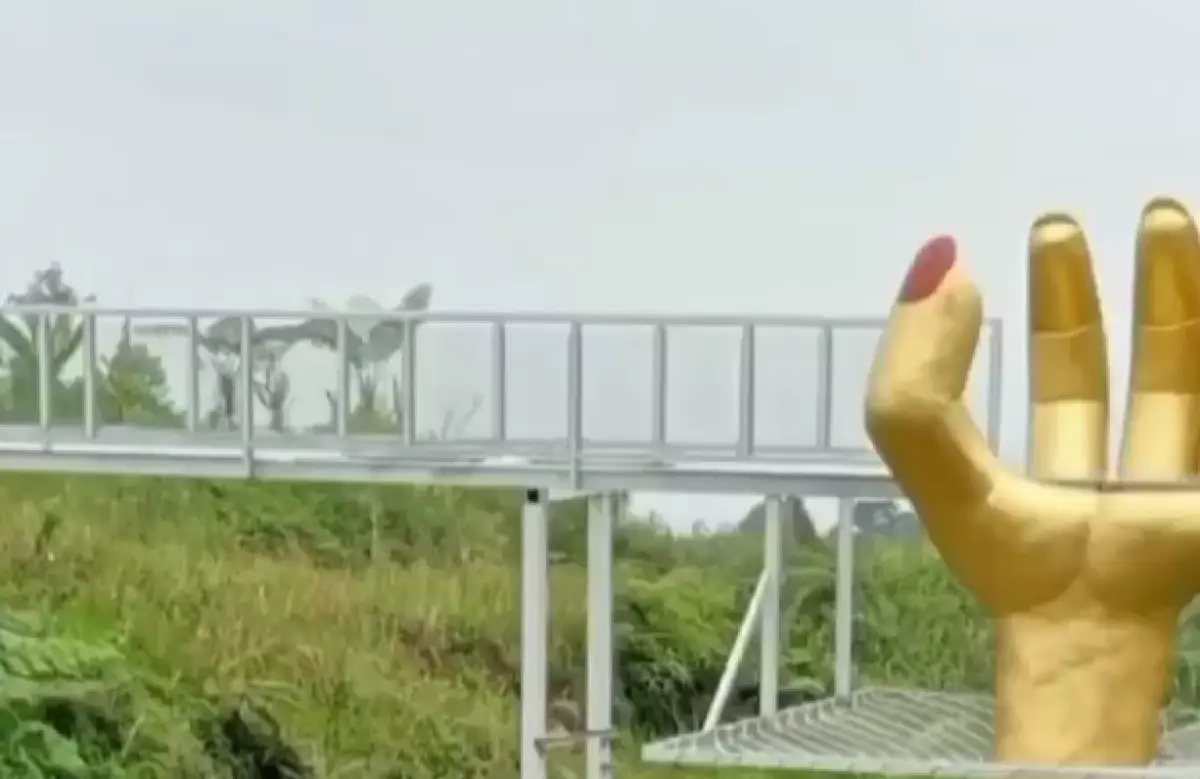 Jembatan kaca The Geong di Hutan Pinus Limpakuwus, Banyumas, memakan korban, 1 orang tewas dan 1 lainnya luka, Rabu 25 Oktober 2023. (Sumber : Instagram @smg_repostt)