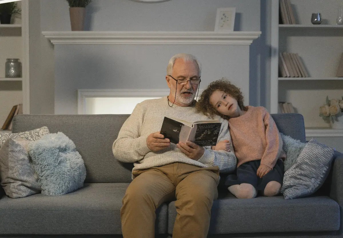 Temukan tradisi keluargamu dengan 10 pertanyaan penting untuk kakek-nenek. (Sumber : Pexels/Tima Miroshnichenko)