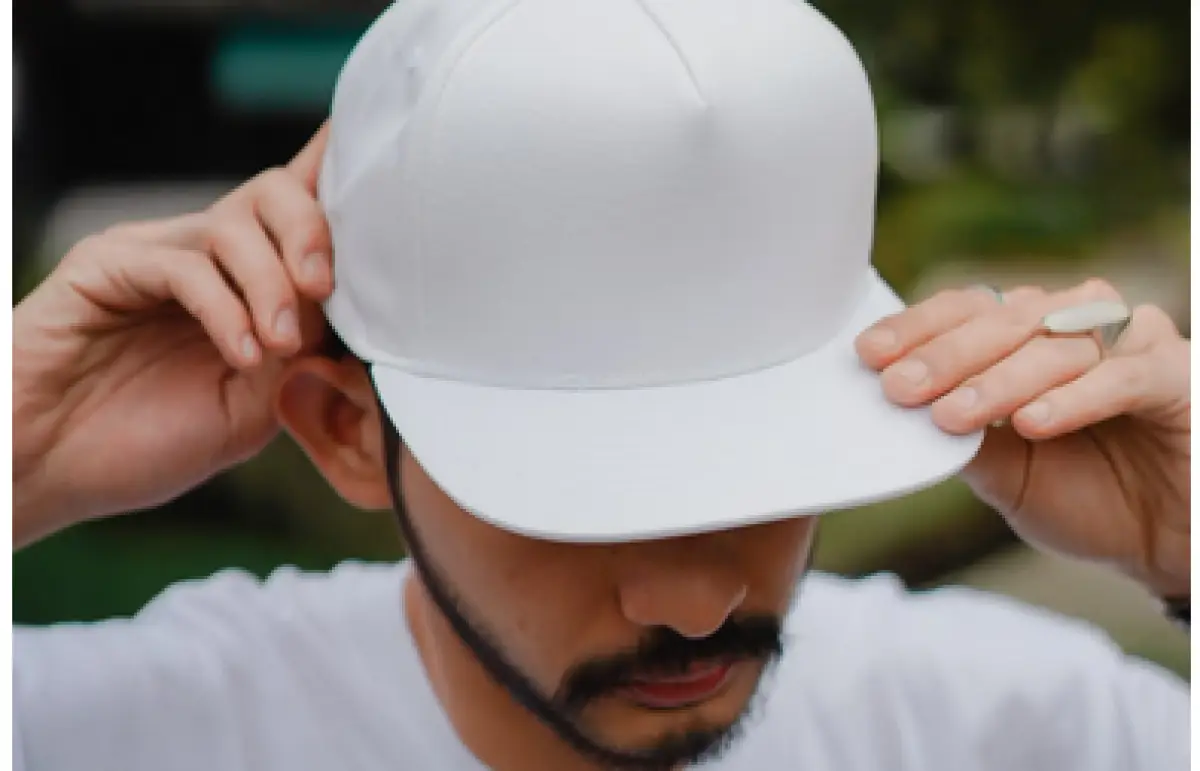 Menilik karakter pria dari cara memakai topi (Sumber : Unsplash/Mediamodifier)