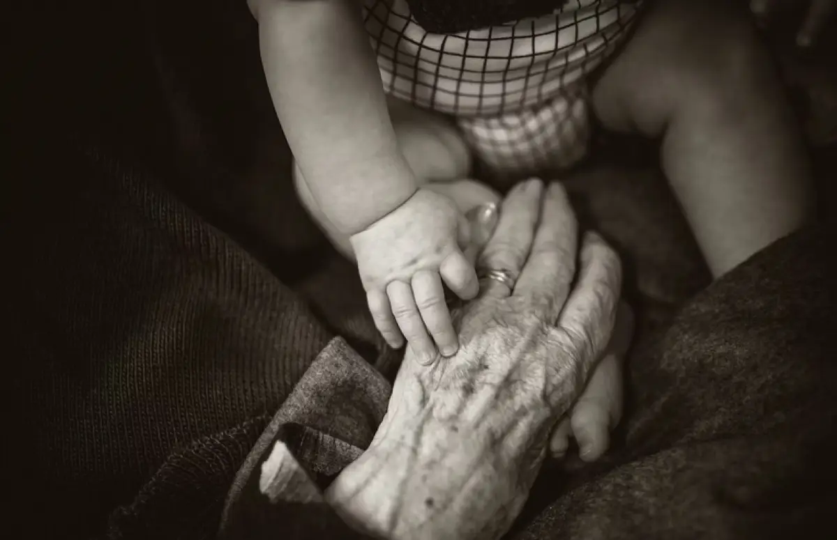 Ilustrasi orang tua dan anak kecil (Sumber : Unsplash/Rod Long)