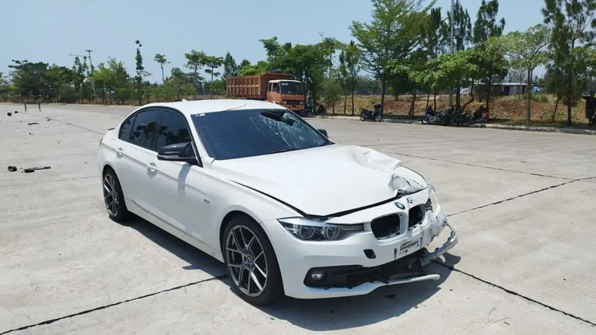 Terjadi kecelakan di POJ City Marina Semarang, adu banteng antara mobil BMW dengan motor bebek, berakhir 1 orang tak sadarkan diri, Jumat 27 Oktober 2023. (Sumber : Instagram @kejadiansmg)