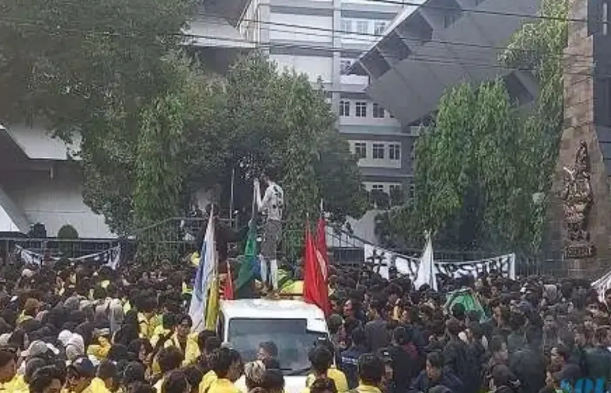 Unjuk rasa mahasiswa di depan DPRD Jateng (Sumber : antara)