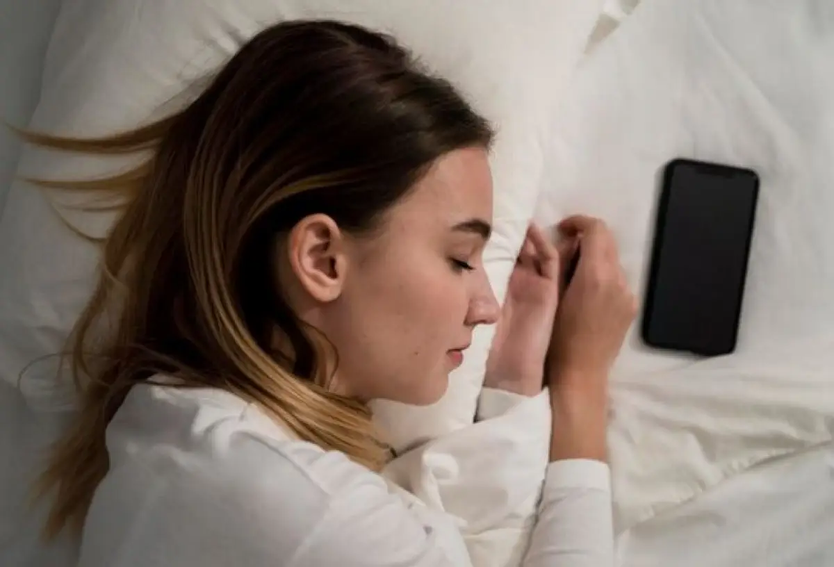 Ilustrasi | Dampak Bagi Kalian yang Sering Tidur Dekat HP (Sumber : Freepik)