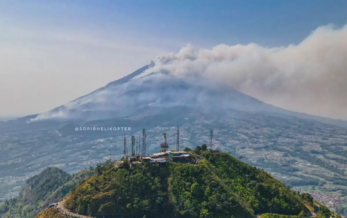 Kebakaran di Gunung Merbabu masih belum padam, terlihat asap yang mengepul tebal masih membumbung ke atas, abu kebakaran beterbangan hingga Kota Magelang, Sabtu 28 Oktober 2023 pagi. (Sumber : Instagram @sopirhelikopter)