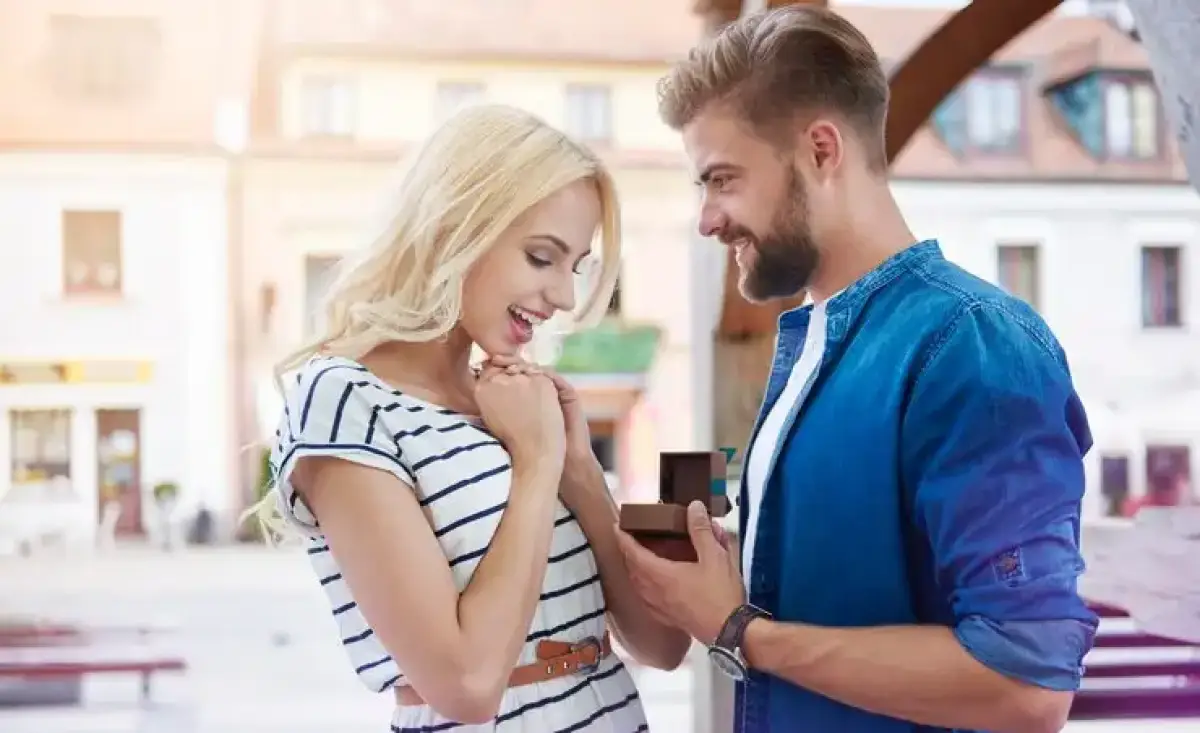 Ilustrasi. Pasangan yang kerap memberi hadiah bisa jadi tanda ia pasangan love bombing, waspada! (Sumber : Freepik)