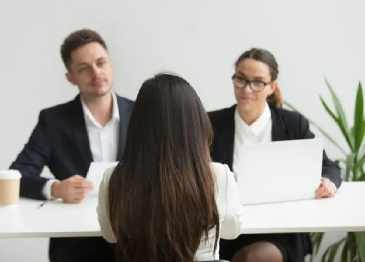 Ilustrasi | Gestur saat interview yang dapat membuat Anda makin bersinar (Sumber : Freepik/yanalya)