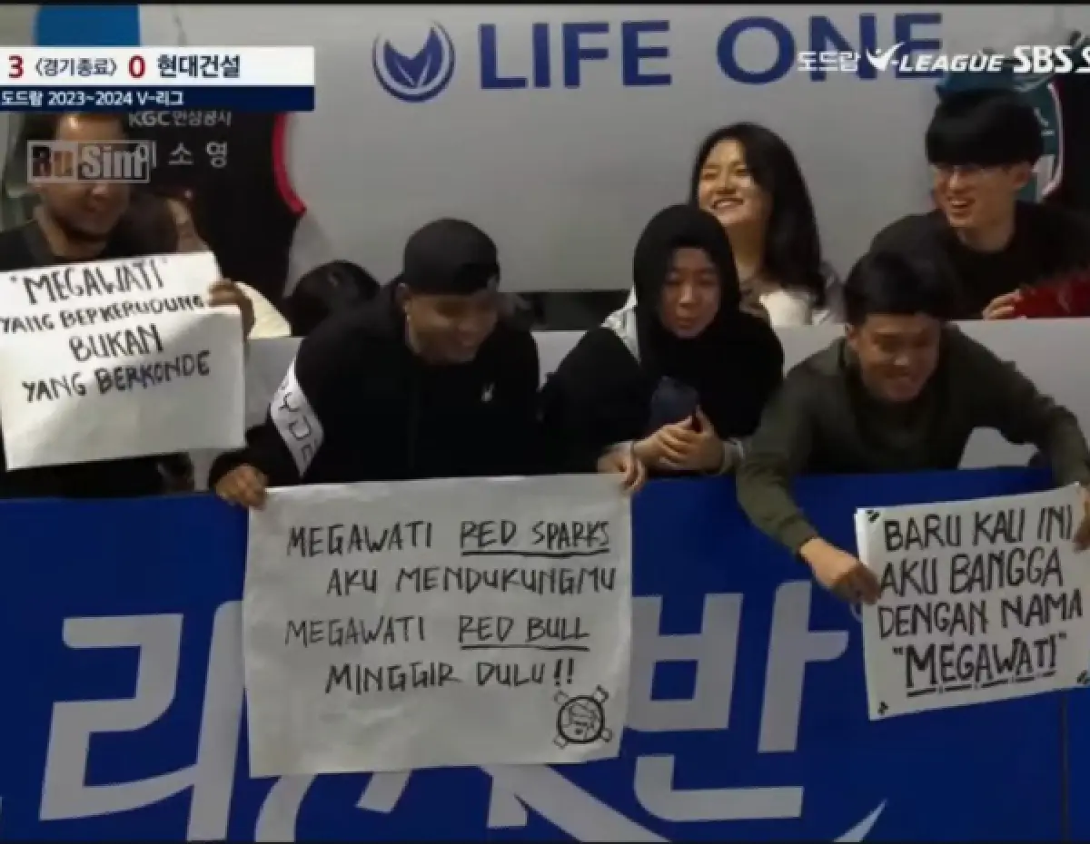 Suporter Indonesia saat menonton laga Red Sparks yang diperkuat Megawati Hangestri (Sumber : YouTube : BuSim)