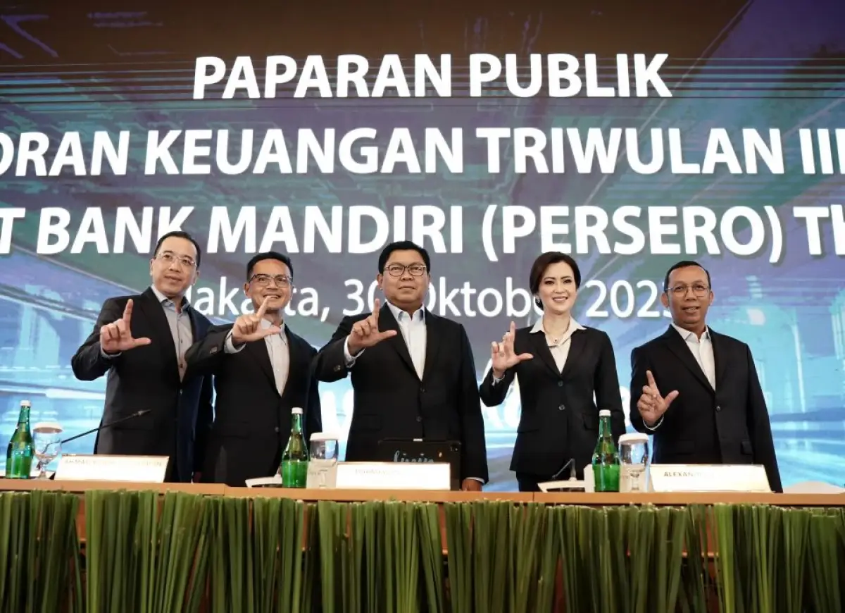 Jajaran direksi bank mandiri usai konferensi pers paparan kinerja kuartal III 2023 di Jakarta, Senin 30 Oktober 2023.