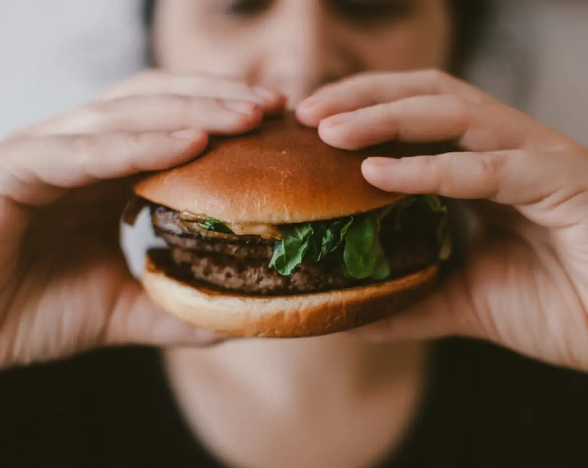 Ilustrasi makan junk food (Sumber : Unsplash/Szabo Viktor)