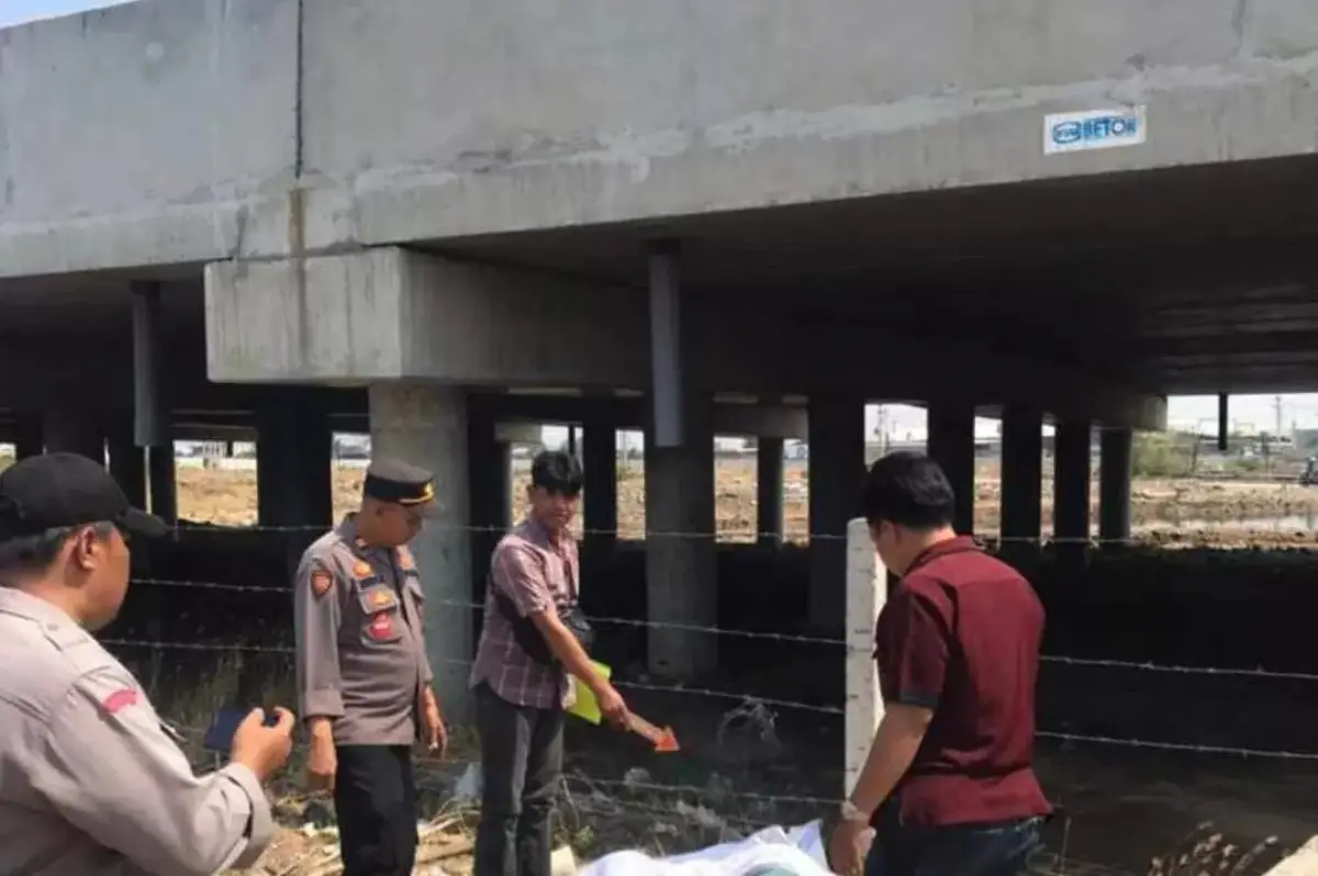 Warga Sidorawuh Demak heboh dengan penemuan seorang pria dalam kondisi sudah tak bernyawa di bawah jembatan Tol Sayung, Selasa 31 Oktober 2023 siang. (Sumber : Instagram @infokejadiandemak)