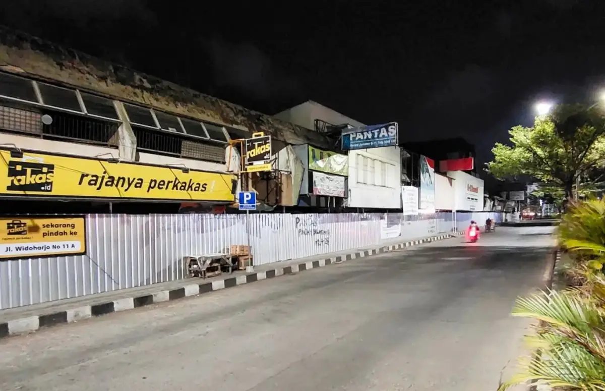 Ruko di kawasan Jalan Agus Salim, Jurnatan, kini tinggal kenangan setelah ada selama belasan tahun berdiri di tanah milik PT KAI. (Sumber : Instagram @skyscrapercitysemarang)