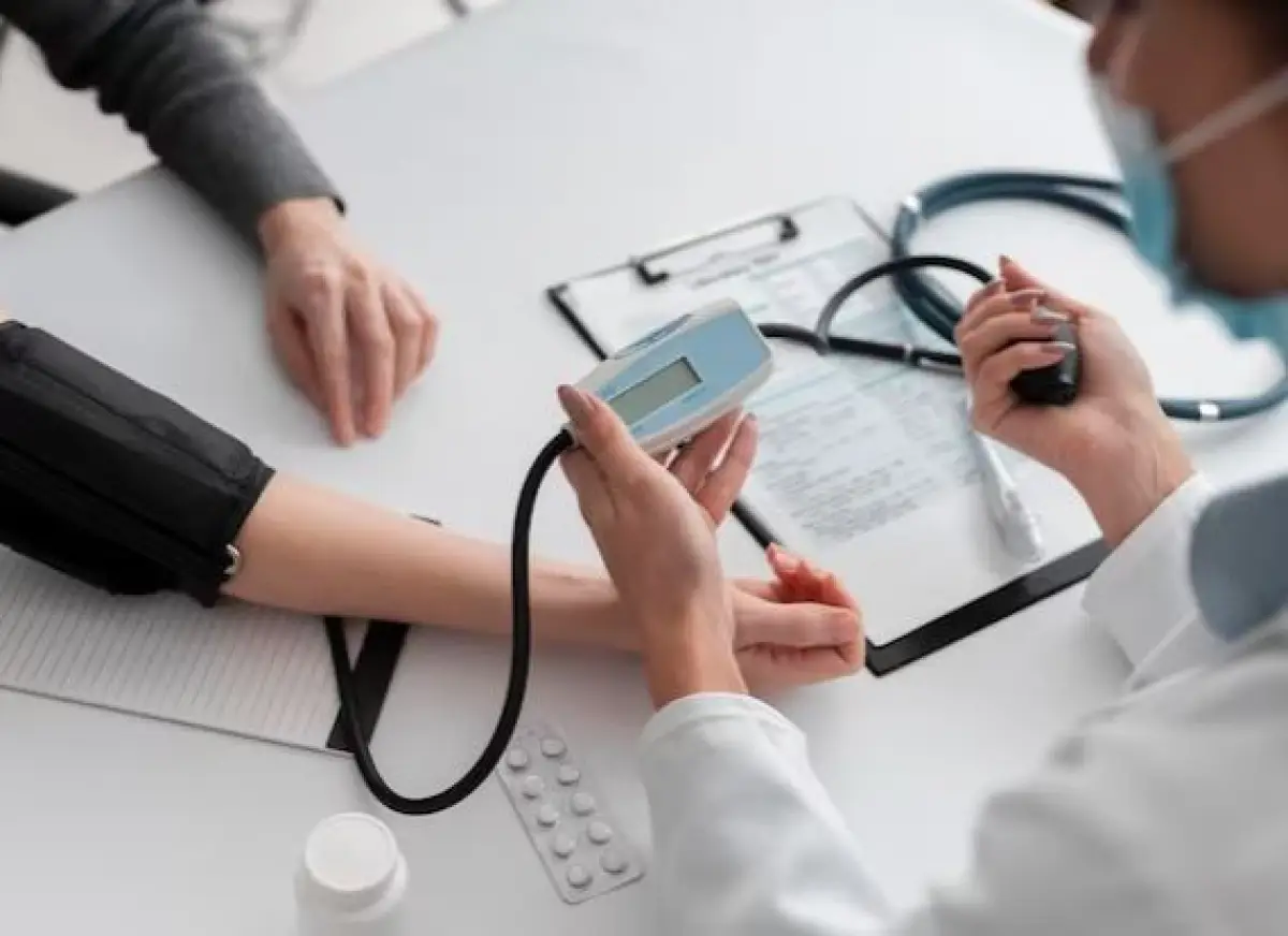 ilustrasi: tes kesehatan pasangan sebelum menikah (Sumber : freepik)