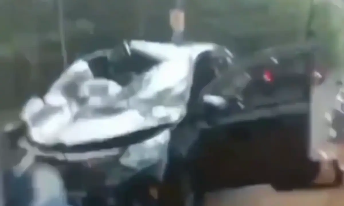 Terjadi kecelakaan yang melibatkan antara pemotor dengan pengemudi mobil di Karetan, Sembir, Kota Salatiga, Selasa 31 Oktober 2023 sore. (Sumber : Instagram @leeroysteve)