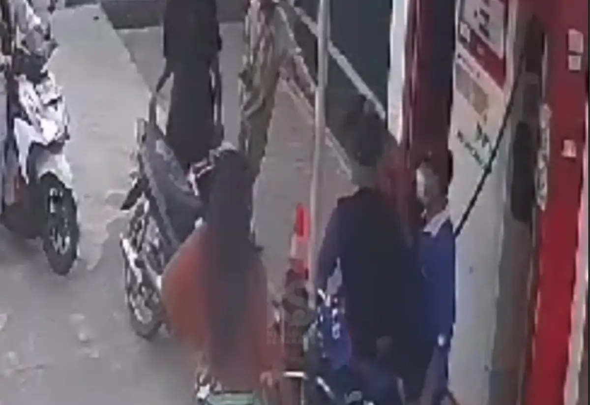 Viral video yang memperlihatkan aksi seorang pria yang mengisi BBM di SPBU Pongangan Gunungpati yang menjambak rambut petugas pom bensin, Senin 30 Oktober 2023. (Sumber : Instagram @kejadiansmg)