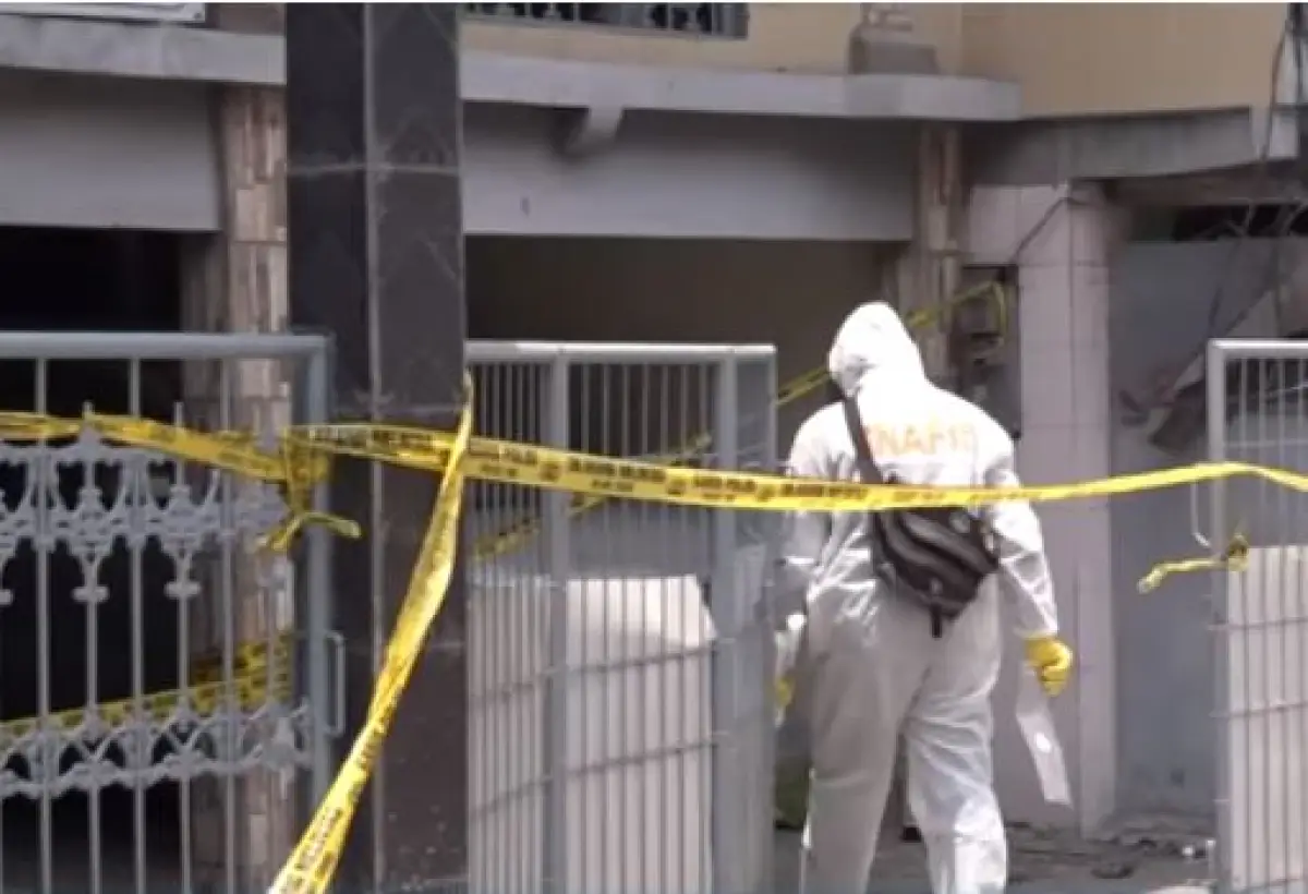 Pemeriksaan penemuan mayat  ayah dan balita membusuk di Koja Jakarta Utara (Sumber : kompasTV)