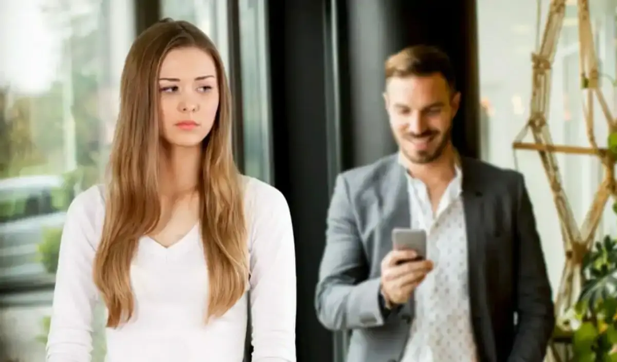 Kenali apa itu stashing, waspada jika tak siap menjalin hubungan pacaran dengan stasher. (Sumber : GentleWoman)