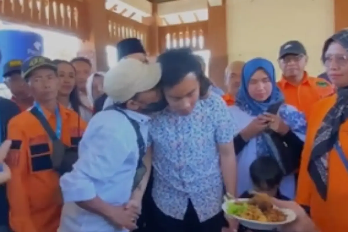 Gibran Rakabuming kembali dicium pria berkumis (Sumber : TikTok/@bolonemase)