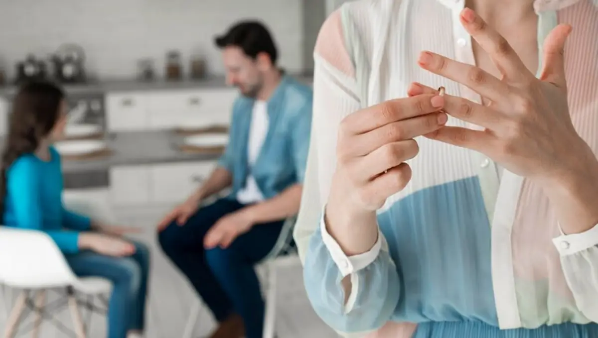 Ilustrasi istri pergoki suami selingkuh dengan wanita lain (Sumber : Freepik)