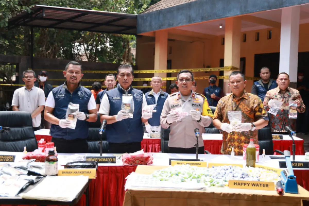Polisi ungkap pabrik narkotik modus baru dalam bentuk keripik pisang dan happy water. (Sumber : jogja.polri.go.id)