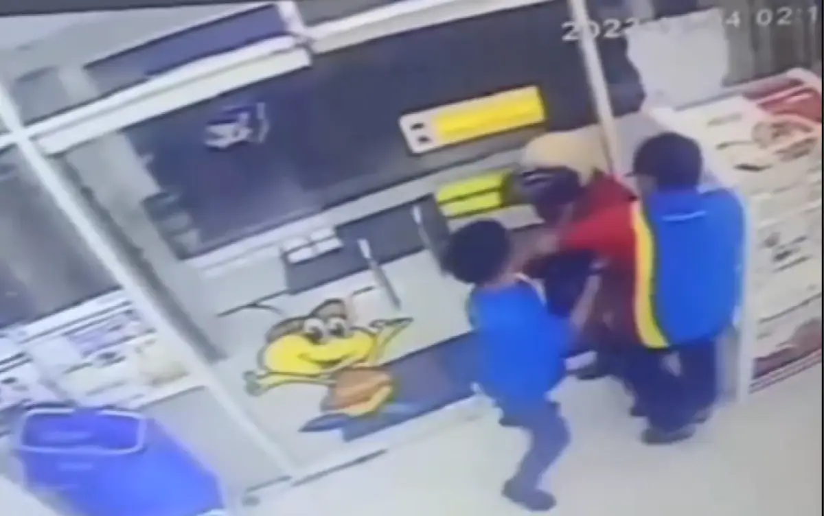 Jadi sorotan, aksi 2 karyawan minimarket Indomaret di Jalan Lawu Timur Karanganyar menggagalkan aksi perampok yang membawa senjata untuk merampok toko, Sabtu 5 November 2023. (Sumber : Instagram @zonagrobogan)