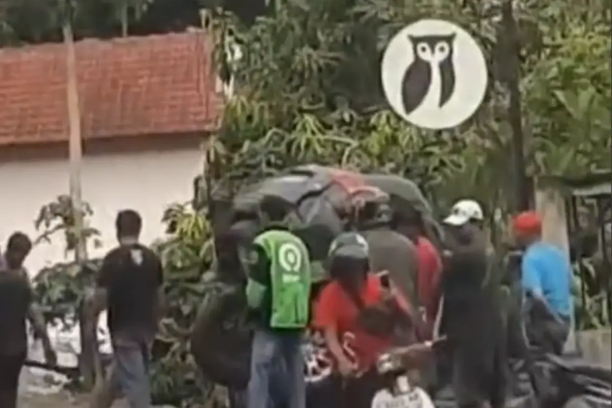 Terjadi kecelakaan di turunan atau tanjakan Tanah Putih, Jalan Dr Wahidin, Candisari, pada Minggu 5 November 2023 pagi. (Sumber : Instagram @infokejadiansemarang.new)